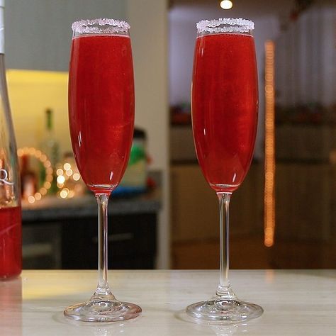 Viniq Drinks, Make Santa Claus, Mimosa Cocktail Recipes, Champagne Margaritas, Champagne Recipe, Fun Party Drinks, Mimosa Cocktail, White Chocolate Liqueur, Champagne Drinks