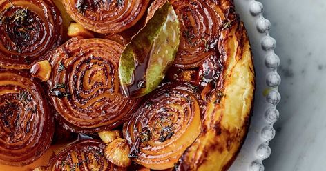 Jamie Oliver's Sticky Onion Tart Recipe | Vegetarian Xmas Starter Vegetarian Xmas, Zucchini Tarte, Vegetarian Christmas Recipes, Tarte Vegan, Caramelised Onion Tart, Vegetarian Christmas, Vegetarian Main Course, Onion Tart, Table D Hote