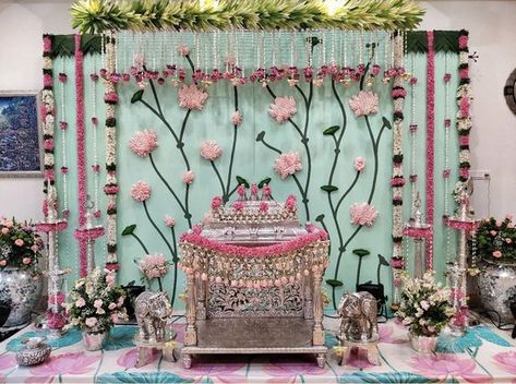 Backdrop For Housewarming, Half Saree Backdrop Decoration, Traditional Backdrop Decoration Indian, Housewarming Photo Booth Backdrop Ideas, Indian Backdrop Ideas, Flower Decoration Ideas At Home, Sreemantham Decoration, Simple Flower Decoration, Puja Mandap