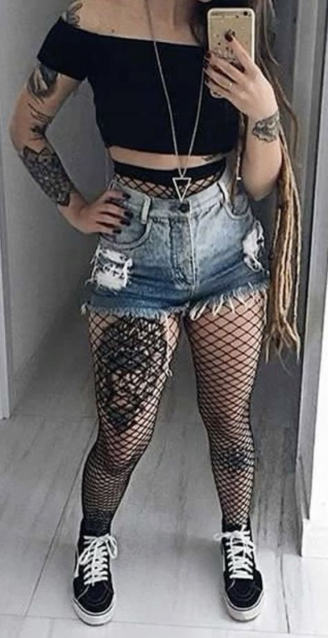 Party Looks Outfits Night Club, Country Grunge Outfits, Hot Goth Outfits, Soloist Outfit, Nini Core, Goth Outfits Casual, Tattoo Outfit, Weirdcore Outfits, Fish Net Tights Outfit