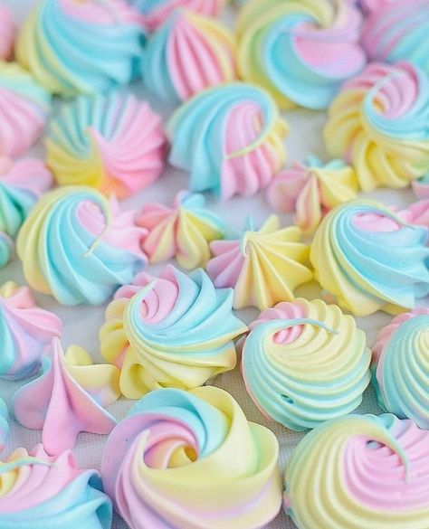 Pastel Desserts, Cute Food Wallpaper, Unicorn Desserts, Pastel Party, Rainbow Food, Meringue Cookies, Sugar Candy, Food Wallpaper, Kawaii Food