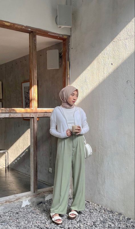 Outfit Celana Kulot, Outfit Kulot, Ootd Kulot, Outfit Hijab Ideas, Green Hijab, Outfits Pastel, Outfit Hijab Casual, Ootd Hijab Casual, Outfit Korean Style