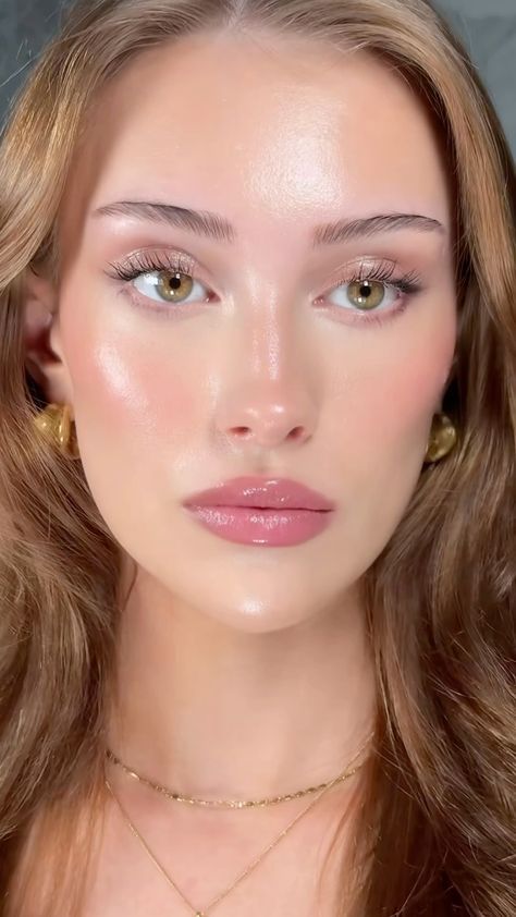 Dream Nose, Hollywood Glamour Makeup, Freckled Skin, Crease Eye Makeup, Strobing Makeup, Bridal Makeup For Blue Eyes, Pro Makeup Tips, Cut Crease Eye Makeup, Bronze Makeup Look