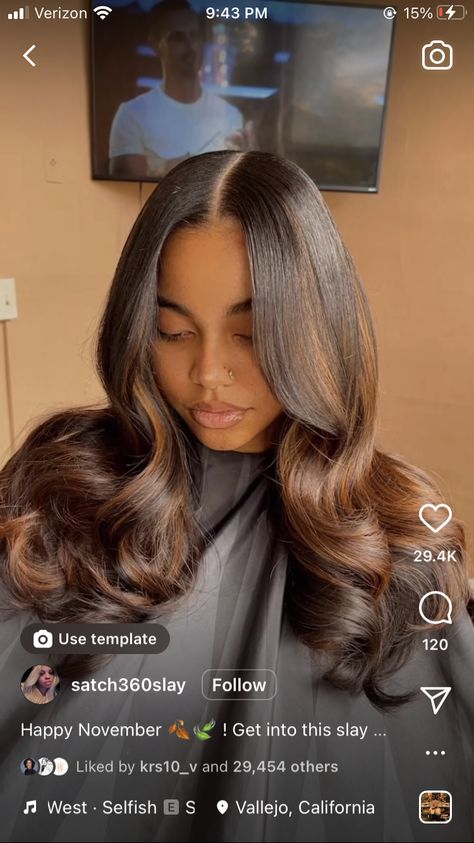 Black Women Baylage Hair, Balyage Long Hair Black Women, Black Women Balayage Hair, Auburn Highlights Black Women, Baylage Black Woman, Brown Auburn Hair With Highlights, Balayage Hair Black Women, Hair Black Women, Sew In Hairstyles