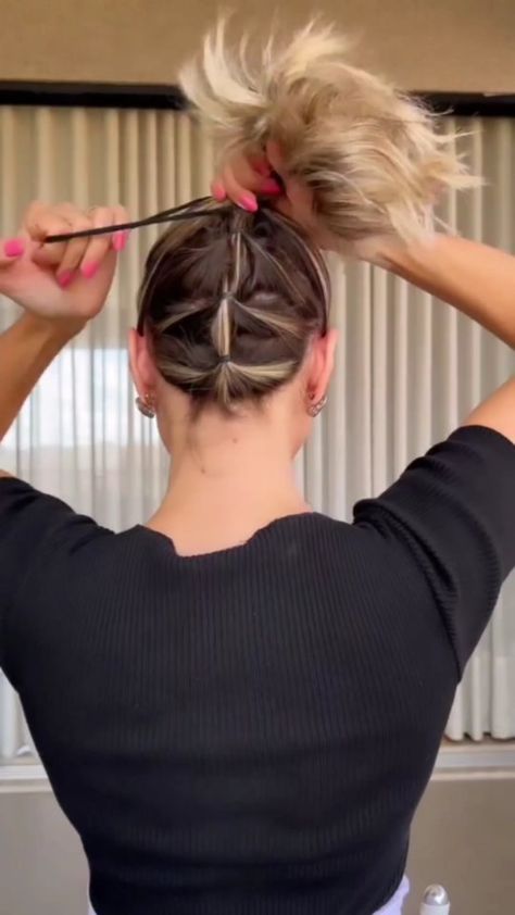 Layered Hair Women, Hair Sports, Short Hair Ponytail, Kaley Cuoco Short Hair, Short Hair Lengths, Natural Hair Tutorials, Hair Arrange, Homecoming Hair Down, Short Hair Tutorial