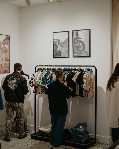 Last month, the @pandco crew launched their fresh summer collection in style. The Birmingham-based brand opened a pop-up shop in Shoreditch with live screen printing and music to celebrate. Visit our stories for more snaps and to watch the screen printing in action. To reserve the design-led furniture rentals featured, get in touch. Photos: @markhortonphotos for @pandco #ukfashion #retaildesign #londonevents #fashionpopup #shoreditchlondon #visualmerchandising #popupshop Pop Up Store Design Ideas, Sip And Shop, Pop Up Cafe, Live Screen, Shoreditch London, Brand Pop, Fresh Summer, Led Furniture, Pop Up Store