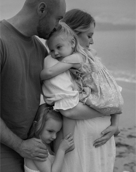 Organic Family Photoshoot, Ocean Family Photoshoot, Pregnant Family Photoshoot, Maternity Photography Beach Family, Family Of 4 Picture Poses Beach, Family Photoshoot Pregnant, Beach Family Maternity Photos, Moody Family Photoshoot, Pregnant Family Photos