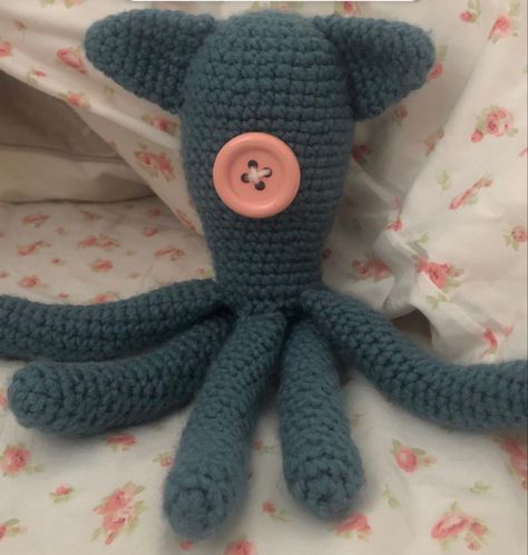 Crocheting Ideas Stuffed Animals, Funny Crochet Animals, Crochet Patterns Room Decor, Begginer Crochet Plushies, Coraline Squid Crochet Pattern, Crochet Coraline Squid, Crochet Ideas Fluffy Yarn, Weird Things To Crochet, Crochet For Room