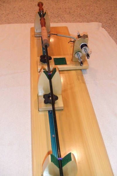 Diy Fishing Pole, Diy Fishing Rod, Fish Puns, Fly Tying Desk, Custom Fishing Rods, Flounder Fishing, Fishing Storage, Rod Building, Bamboo Rods