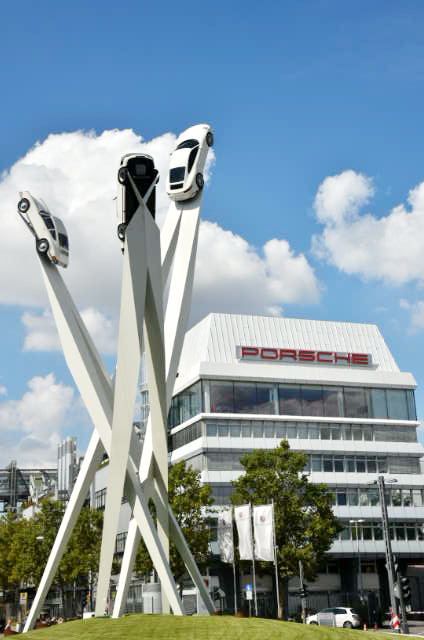 Der Wochenendausflug meiner Männer nach Stuttgart diente nur einem Ziel:  Eine Mercedes Werksführung und das Porsche Museum! Porsche F1, Porsche Museum, Porsche Factory, Art Painting Tools, Stuttgart Germany, Car Museum, Factory Design, City Trip, Germany Travel