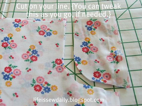 Life is {Sew} Daily: Pillowcase Shirt or Dress {Tutorial} Pillowcase Shirt, Pillowcase Dress Pattern, Vintage Pillow Cases, Pillowcase Dress, Dress Tutorials, Vintage Pillows, Sewing For Beginners, Baby Sewing, Dress Pattern