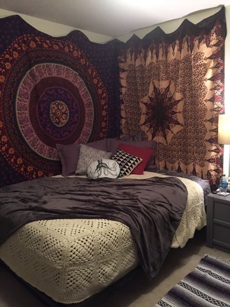 Vintage Tapestry Bedroom, Bedrooms With Tapestries, Apartment Tapestry, Boho Tapestry Bedroom, Tapestry Bedroom Ideas, Tapestries Bedroom, Dorm Room Tapestry, Bedroom Tapestry, Tapestry Room