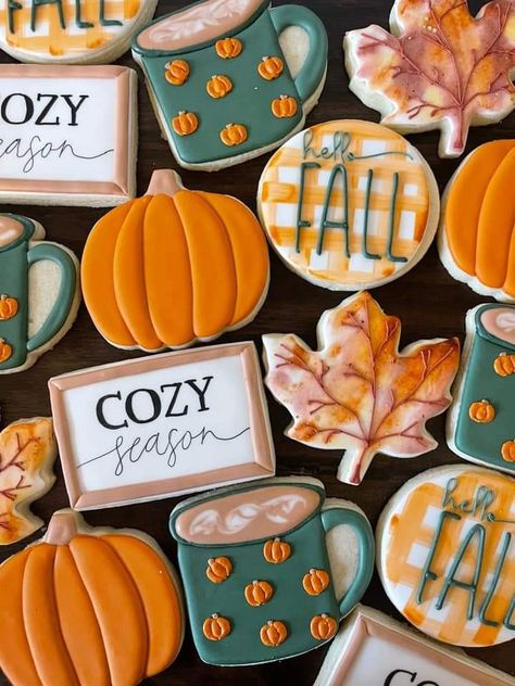 Fall Plaque Cookies, Circle Fall Cookies, Fall Cookie Ideas Decorated, Fall Theme Sugar Cookies, Sugar Cookies Decorated Fall, September Cookies Decorated, Fancy Sugar Cookies Royal Icing, Autumn Royal Icing Cookies, Fall Theme Cookies