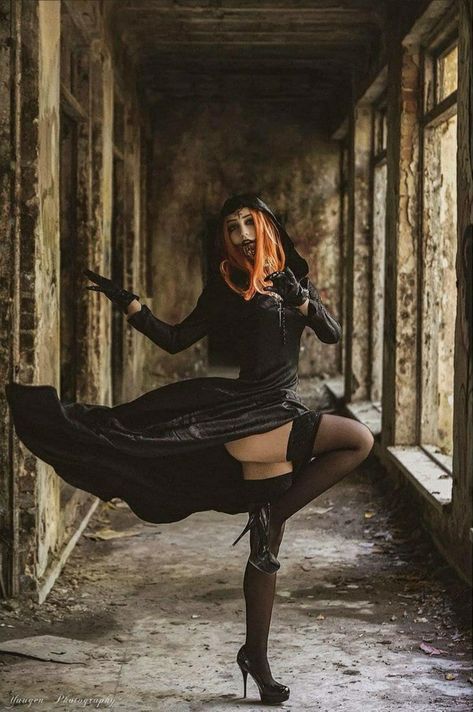 Resident Evil Girl, Female Vampire, Resident Evil Collection, Resident Evil Leon, Goth Women, Feminine Aesthetic, Gothic Girls, Cosplay Outfits, Vintage Girls