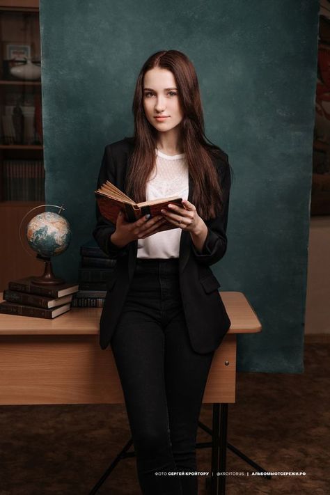 Professor Aesthetic, Female Professor, Librarian Style, College Graduation Pictures, School Portraits, Business Photoshoot, Female Teacher, Marketing Photos, Female Character Inspiration