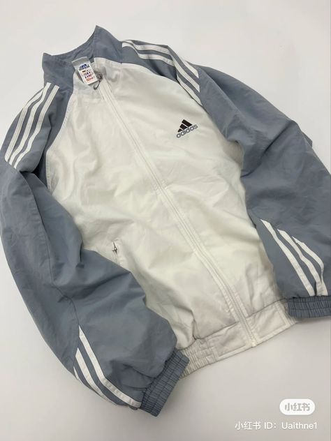 Blue with white streaks going down on the sleeves, adidas black logo on the right side of chest, rest is crème white Color no extra details Sporty Outfits Men, Adidas Zip Up, Outfit Inspo Casual, Guys Clothing Styles, Cooler Look, Modest Fashion Outfits, Cool Jackets, Sporty Outfits, Solid Clothes