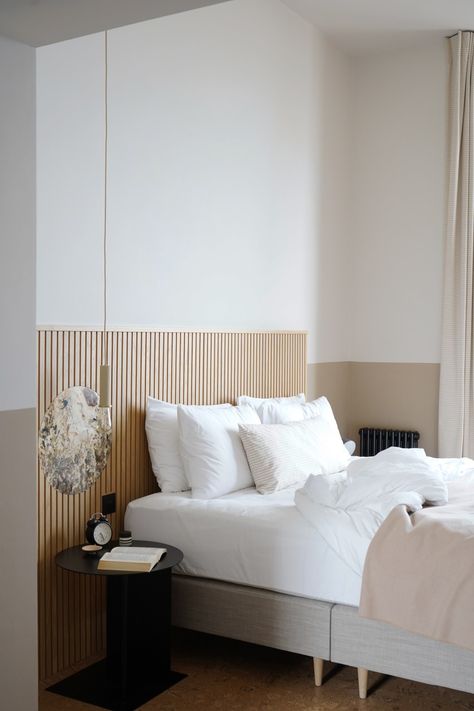 French Boutique Hotel, Japandi Hotel Room, Beige And Wood Bedroom, Hotel Room Minimalist, Bedroom Like Hotel Room, Small Bedroom Wood, Minimalist Hotel Room Design, Beige Wood Bedroom, Small Hotel Room Interior