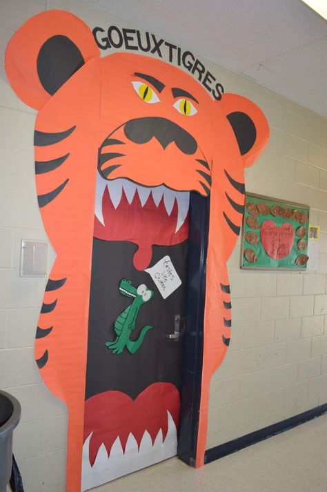 Spirit week, French classroom door, tiger door Door Decorations Classroom Homecoming School Spirit, Tiger Theme Classroom Door, Tiger Door Decorations Classroom, Tiger Classroom Door, Spirit Week Door Decorations, Homecoming Classroom Door, School Spirit Door Decorations, Football Door Decorations Classroom, Homecoming Door Ideas