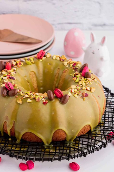 Best Easter Desserts, Pistachio Bundt Cake, Easter Bundt Cake, Easter Dirt Cake, Christmas Bundt Cake, Fun Easter Treats, Cakes And Pies, Chocolate Pistachio, Easy Easter Desserts