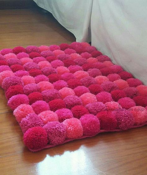 Diy Pom Pom Rug, Pompom Tassel, Pompon Diy, Wool Crafts Diy, Electric Colors, Diy Moss, Pom Pom Rug, Diy Pom Pom, Pom Pom Crafts