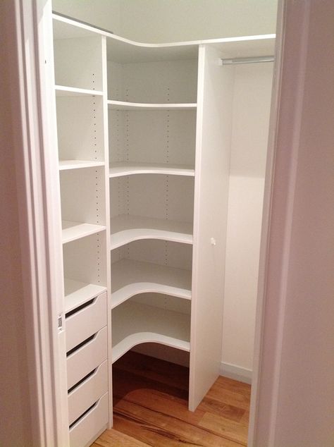 Corner Shelving Ideas, Corner Closet Shelves, Master Closet Design, Closet Redo, Corner Closet, Corner Wardrobe, Armoire Dressing, Reach In Closet, Closet Design Layout