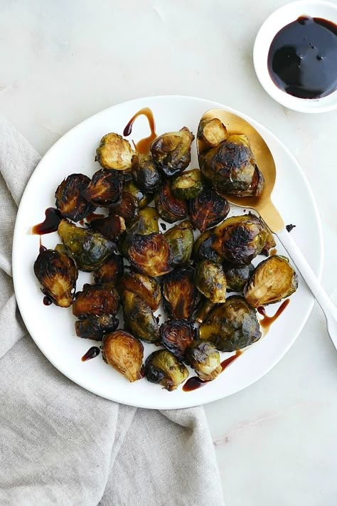 Roasted Frozen Brussels Sprouts Frozen Brussel Sprout Recipes, Brussel Sprouts Balsamic Vinegar, Roast Frozen Brussel Sprouts, Frozen Brussel Sprouts, Frozen Brussels Sprouts, Delicious Vegetable Recipes, Freezing Brussel Sprouts, Roasted Veggies Recipe, Balsamic Brussel Sprouts