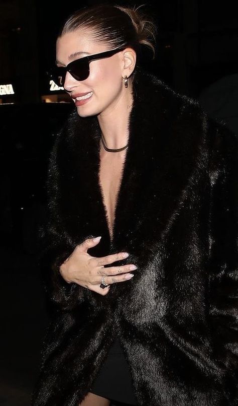 Hailey Fashion, Kandal Jenner, Hayley Bieber, Hailey Rhode, Icon Fashion, Fancy Fits, Black Winter Coat, Hailey Baldwin, Hailey Bieber