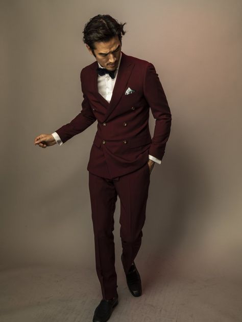 Groom Red Suit Wedding, Beige Suit With Red Tie, Burgundy Double Breasted Suit Men, Wine Tuxedo For Men, Farewell Suits, Black Suit Combinations, Burgundy Suit Men, Dark Red Suit, Outfit Cowok