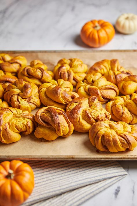 Pumpkin Knot Rolls, Pumpkin Cinnamon Twists, Pumpkin Twists Recipe, Pumpkin Knots, Pumpkin Twists, Cinnamon Knots, Baking Autumn, Pumpkin Pizza, Cinnamon Twists