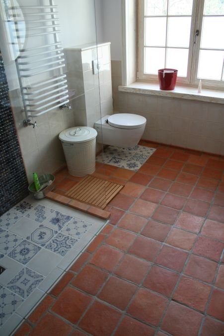 Bathroom Terracotta Floor, Terracotta Floor Bathroom, Terracotta Tile Bathroom, Terracotta Bathroom Floor, Terracotta Tiles Bathroom, Tiny Shower Room, Red Tile Floor, Hexagon Tile Bathroom, Brick Bathroom