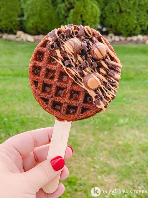 Coffee Shop Food Ideas, Bussines Packaging, Waffle Aesthetic, Buckeye Dessert, Waffles Ideas, Waffles On A Stick, Treats Business, Peanut Butter Waffles, Pops Recipes