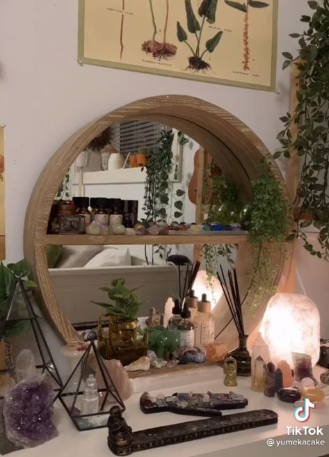 indie kid bedroom decorations witch crystals plants Spiritual Bedroom, Aesthetic Trippy, Indie Aesthetic Room, Crystal Room Decor, Room Decor Inspiration, Room Decor Vintage, Bedroom Ideas Aesthetic, Decor Hacks, Room Deco