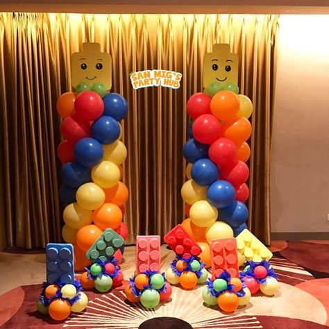 Lego Party Centerpieces Ideas, Lego Birthday Balloon Garland, Lego Balloon Bouquet, Lego Balloon Decorations, Lego Birthday Backdrop, Lego Balloon Garland, Lego Party Balloons, Lego Photo Booth, Lego Themed Birthday Party