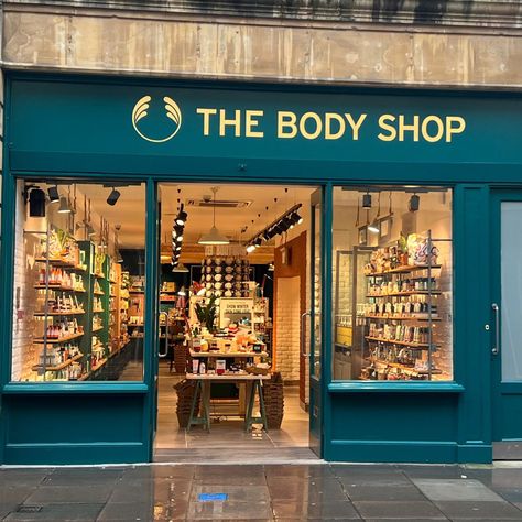 THE BODY SHOP, BATH 💡 First one of the year, the newly refitted Grade II listed building is located in the historic city of Bath. A refreshed store concept, complete with refill stations and upcycled elements. 📷 Building Design Northern Cosmetics Shop Design Store Interiors, Soap Shop Interior, Body Shop Store, Skincare Store, Store Signage, Grocery Store Design, Shop Facade, Retail Lighting, Bath And Body Shop