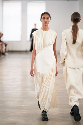 The Row Spring 2020 Ready-to-Wear Collection - Vogue White Tinsel, Nyfw Runway, 2020 Runway, Runway Trends, Bridal Fashion Week, Fashion Weeks, White Dresses, Fashion 2020, Embellished Dress