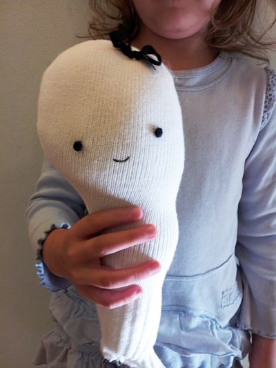 AAAAHH adorable tube-sock ghostie. Ghost Sock Craft, Sock Ghosts Craft, Sock Ghost, Angry Chicken, Chicken Halloween, Sewing Club, Ghost Crafts, Sock Doll, Sock Crafts