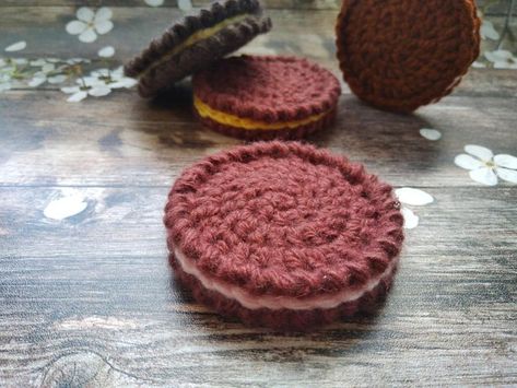 Chocolate Stuffed Cookies, Cookies Crochet, Stuffed Cookies, Crochet Game, Ornament Cookies, Crochet Keychain Pattern, Crochet Food, Crochet Pattern Amigurumi, Holiday Table Decorations