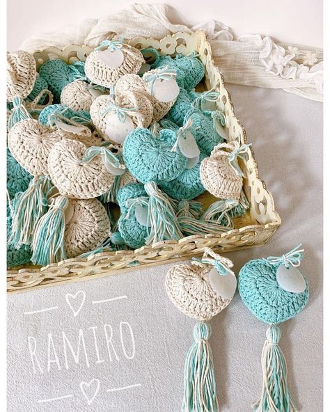 Souvenirs A Crochet, Crochet Wedding Favours, Wedding Crochet Patterns, Homemade Wedding Favors, Favours Wedding, Bee Free, Craft Stalls, Crochet Wedding, Beginner Crochet Projects