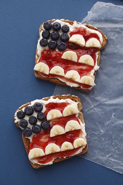 Quick and Easy Fourth of July Breakfast, how easy and highly effective is this!? Let's all make this for breakfast on the fourth! 4th of July, holiday, celebrate Kreative Snacks, Fresh Fruit Recipes, Snacks Für Party, Groundhog Day, Fun Kids Food, 4th Of July Party, July Party, Fruit Recipes, Holiday Treats