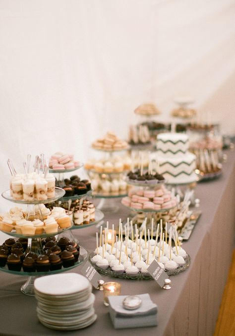 Mesa de postres, una gran opción para cualquier evento Rustic Wedding Desserts, Wedding Table Layouts, Desert Bar, Foodie Wedding, Minimalist Cake, Dessert Buffet Table, Wedding Table Setup, Dessert Bar Wedding, Wedding Table Designs