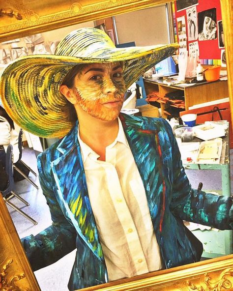 3 years ago I dressed up as Vincent Van Gogh for Halloween and it was my fav costume ever! Also my proud art teacher moment bc the MoMa… Art Teacher Costumes For Halloween, Van Gogh Outfit, Van Gogh Costume, Art Room Inspiration, Painting Costume, Teacher Halloween Costumes, Teacher Costumes, Vincent Van Gogh Paintings, Live Art