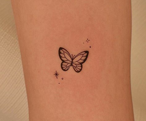 Tato Henna, Small Butterfly Tattoo, Butterfly Tattoos For Women, Small Pretty Tattoos, Petite Tattoos, Simple Tattoo Designs, Small Butterfly, Small Hand Tattoos, Butterfly Tattoo Designs