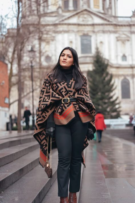 Fendi Cape Outfit, Poncho With Dress Outfits, Shawl Winter Outfits, Fendi Shawl Outfit, Fendi Poncho Outfit, How To Style Poncho, Fendi Scarf Outfit, Designer Scarf Outfit, Outfits With Ponchos