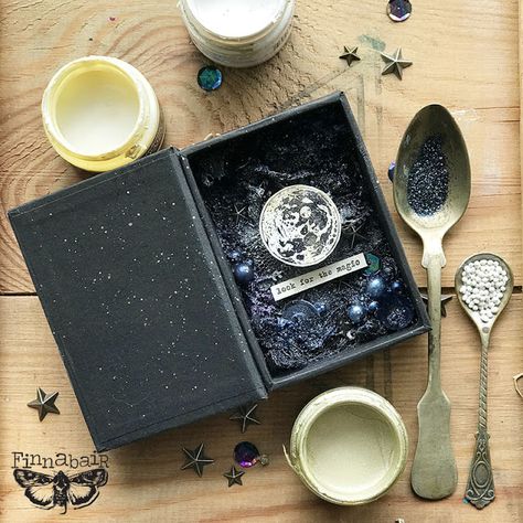 Look for the Magic - Galaxy Box Magic Box Ideas, Altering Books, Wrapping Gifts Ideas Creative, Wrapping Gifts Ideas, Wrapping Inspiration, Box Video, Diy Galaxy, Magia Das Ervas, Art Mediums