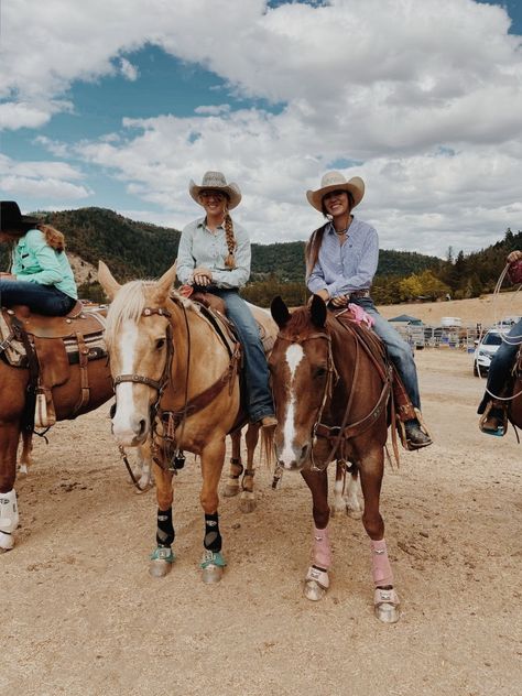 Best Friends Horse Riding, Cowgirl Friends Aesthetic, Cowgirls Riding Horses, Rodeo Best Friends, Horse Back Riding Aesthetic Western, Country Best Friends, Rodeo Time, Pictures With Horses, Farm Lifestyle