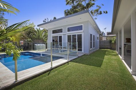 Backyard Grannys on Instagram: “Have you thought about a pool house style granny flat? It is a great way to maximise extra space in your backyard and entertain in style!…” Grandma Pods, Granny Pods, Backyard Guest Houses, Granny Pod, Raked Ceiling, Skillion Roof, Cottage Porch, Backyard Cottage, Granny Flats