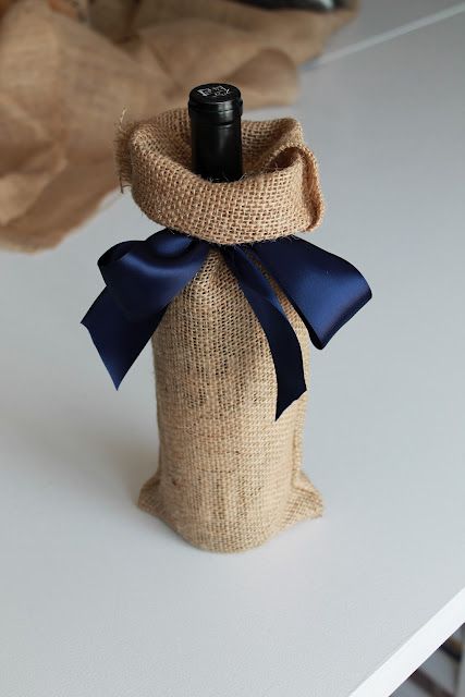 Jane's Girl Designs: Five Minute Burlap Wine Bag Wine Bottles Gift Wrap, Wine Gift Wrapping, Wine Pull, Bottle Gift Wrapping, Wine Wrap, Wrapped Wine Bottles, Wine Bottle Gift Bag, Wine Craft, Wine Bottle Gift