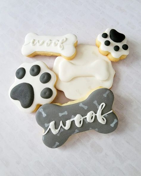 5 cookies next to/ontop of each other Iced Dog Cookies, Paw Cookies Decorated, Labrador Cookies Decorated, Dog Royal Icing Cookies, Puppy Cookies, Dog Sugar Cookies Decorated, Dog Sugar Cookies, Dog Cookies Decorated, Dog Bone Cookies