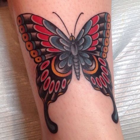 Old School Tattoo Style, Traditional Butterfly Tattoo, Model Tattoos, Colorful Butterfly Tattoo, Traditional Tattoo Flowers, Kunst Tattoos, Tattoo Old School, Tattoo Butterfly, Moth Tattoo