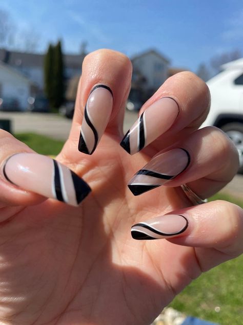 Black Swirl Nails Coffin, Silver Swirl Nail Designs, Black White Swirl Nails, Black Swirl Nail Design, Coffin Black And White Nails, Black And White Nails Coffin, Black Line Nails, Black Swirl Nails, Line Nail Designs